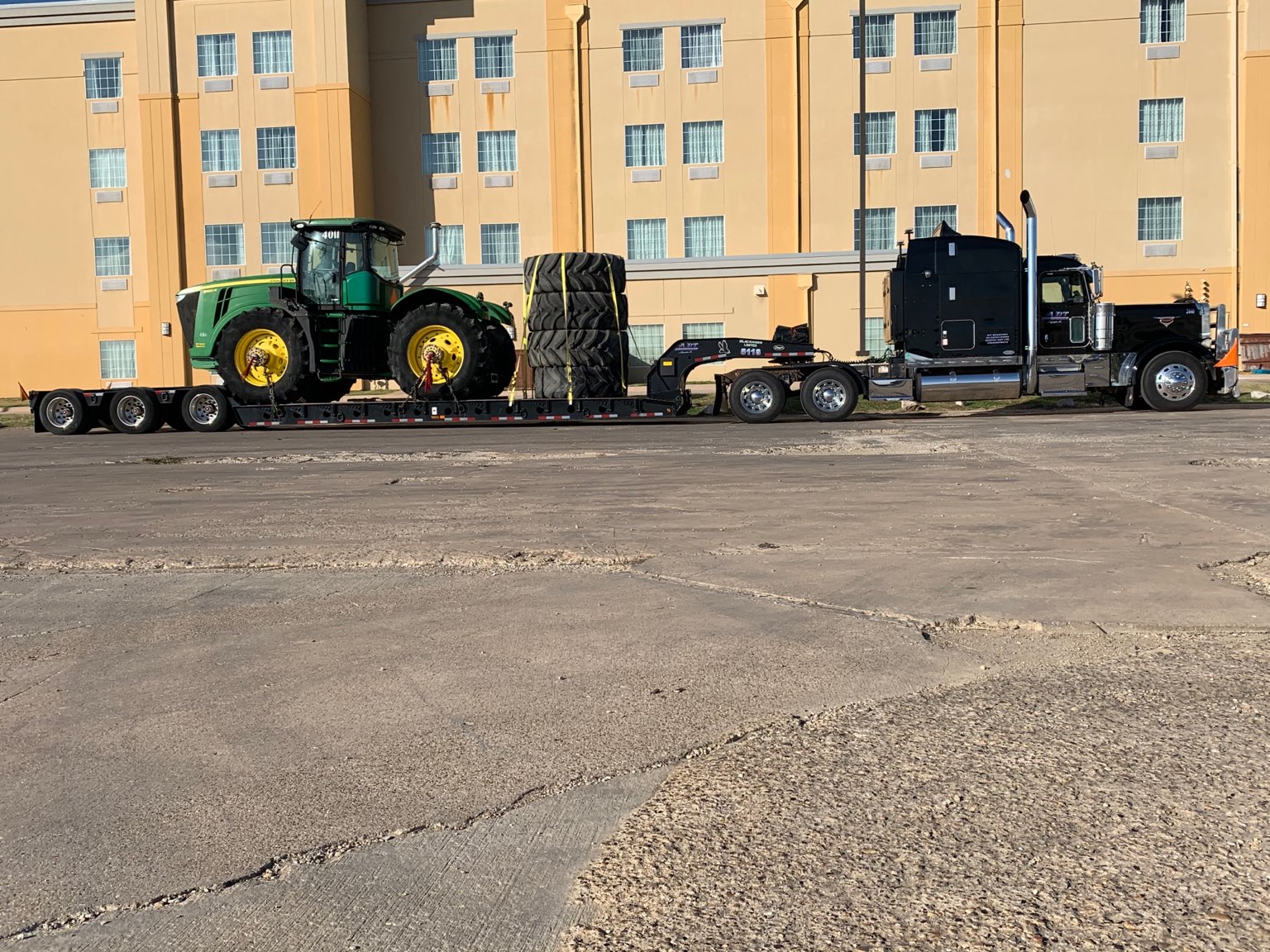 TRACTOR-SHIPPING-JOHN-DEERE-9560R-HEAVY-HAUL-OVERSIZE-CROSS-BORDER-HOUSTON-TEXAS-TO-VALLEYVIEW-ALBERTA-USA-CANADA